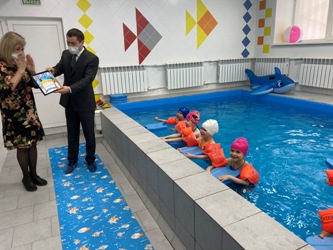 Евгений Чернов поздравил коллектив детского сада с открытием бассейна